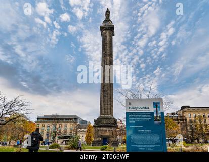 Melville Monument von Henry Dundas, St Andrew Square mit Informationsschild über seine Rolle in der Sklaverei, Edinburgh, Schottland, Großbritannien Stockfoto