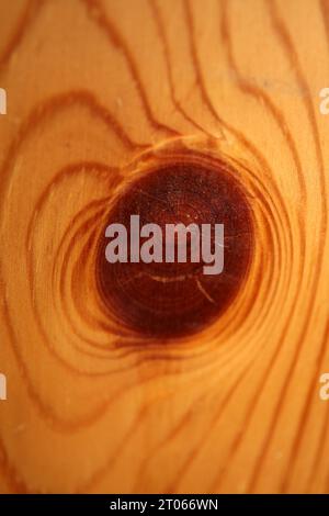 Hölzerne fehlende braune Oberfläche Makro Schließen abstrakte Texturplatte aus Kiefernholz mit einem Ast Auge Knoten Loch Hintergrund brauner gelber hölzerner Stock Foto Stockfoto