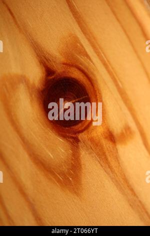 Hölzerne fehlende braune Oberfläche Makro Schließen abstrakte Texturplatte aus Kiefernholz mit einem Ast Auge Knoten Loch Hintergrund brauner gelber hölzerner Stock Foto Stockfoto