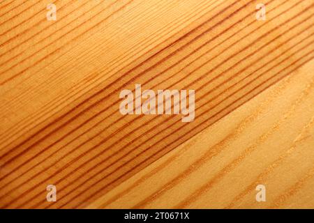Hölzerne fehlende braune Oberfläche Makro Schließen abstrakte Texturplatte aus Kiefernholz mit einem Ast Auge Knoten Loch Hintergrund brauner gelber hölzerner Stock Foto Stockfoto