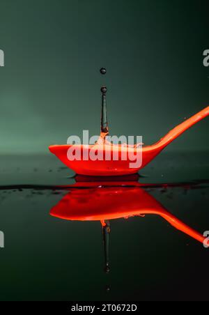 Wasserspritzer auf Löffel Crisp Details Stockfoto