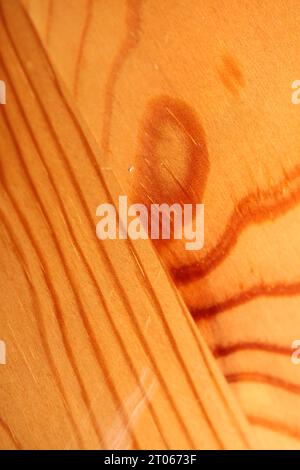 Hölzerne fehlende braune Oberfläche Makro Schließen abstrakte Texturplatte aus Kiefernholz mit einem Ast Auge Knoten Loch Hintergrund brauner gelber hölzerner Stock Foto Stockfoto