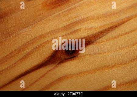 Hölzerne fehlende braune Oberfläche Makro Schließen abstrakte Texturplatte aus Kiefernholz mit einem Ast Auge Knoten Loch Hintergrund brauner gelber hölzerner Stock Foto Stockfoto