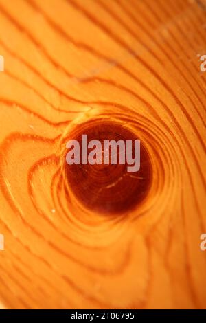 Hölzerne fehlende braune Oberfläche Makro Schließen abstrakte Texturplatte aus Kiefernholz mit einem Ast Auge Knoten Loch Hintergrund braunes gelbes Holz Stock Foto Stockfoto