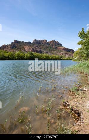 Rocher de Roquebrune erhebt sich über dem Fluss Argens, ein ruhiger blauer Himmel bietet Kopierraum, Roquebrune-sur-Argens, Frankreich Stockfoto