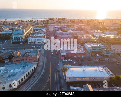 Venice Beach, Kalifornien, Fotos während des Sonnenuntergangs im Herbst. Teilweise bewölkter Himmel mit Blick auf die Strandpromenade von venedig, Palmen, den pazifischen Ozean, Stockfoto