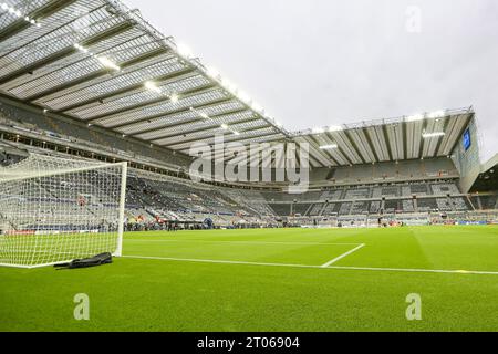 Newcastle, Großbritannien. Oktober 2023. Allgemeine Ansicht im Inneren des Stadions Gallowgate und Leazes Road enden mit Flaggen während des Spiels Newcastle United FC gegen Paris Saint-Germain FC, UEFA Champions League Runde 1 im St.James' Park, Newcastle, Großbritannien am 4. Oktober 2023 Credit: Every Second Media/Alamy Live News Stockfoto