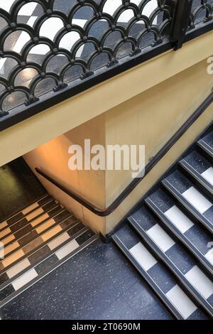 979 Treppen verbinden das Erdgeschoß und das Untergeschoss der Royal Arcade, Australiens ältester erhaltener Einkaufspassage. Melbourne-Australien. Stockfoto