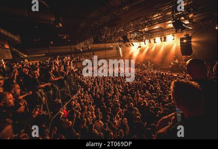 Kopenhagen, Dänemark. Oktober 2023. Konzertbesucher bei einem Live-Konzert mit der amerikanischen Deathcore-Band Whitechapel im Amager Bio in Kopenhagen. (Foto: Gonzales Foto - Nikolaj Bransholm). Stockfoto