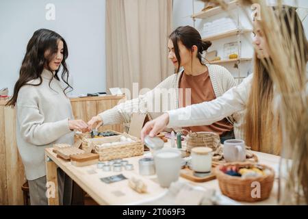 Ein Mitarbeiter eines Öko-Stores präsentiert Produkte und bietet eine große Auswahl. Bild in Beigetönen Stockfoto