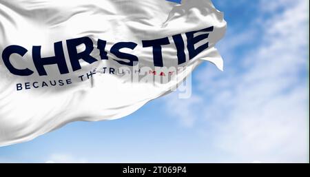 Jersey City, USA, 20. Juni 2023: Chris Christie 2024 die Flagge des Präsidentschaftswahlkampfes winkt an einem klaren Tag. Illustrierendes redaktionelles 3D-Illustrationsrendering. 20 Stockfoto