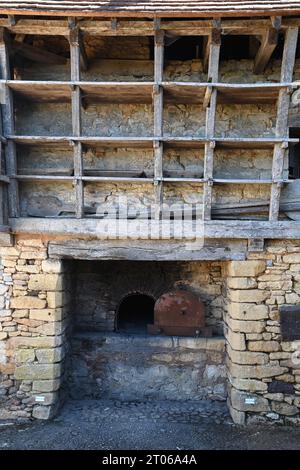 Gemeindeofen im Ortsteil Urval in der französischen Dordogne. Der Standort des Ofens geht auf feudale Zeiten und Bräuche im Mittelalter zurück. Stockfoto