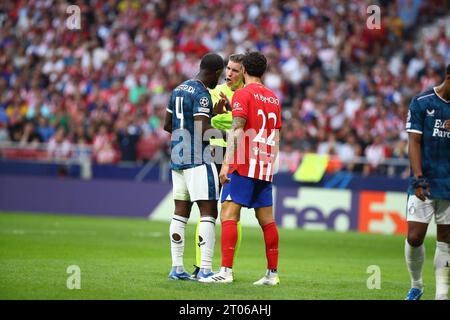 Madrid, Spanien. Oktober 2023. Schiedsrichter spricht am 2. Tag des Spiels der UEFA Champions League zwischen Atletico de Madrid und Feyenoord FC im Civitas Metropolitano Stadium in Madrid, Spanien, am 4. Oktober 2023. Quelle: Edward F. Peters/Alamy Live News Stockfoto