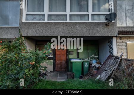 London, Großbritannien. Oktober 2023. Lesnes Estate in Bexley, South Thamesmead. Ursprünglich in den 1960er Jahren erbaut, stehen die Grundstücke auf dem Anwesen heute leer, um Platz für Abriss und moderne Sanierung durch die Peabody Housing Association zu schaffen. Die verbleibenden Lesnes lehnen jegliche Abrisse ab, da die vorgeschlagenen Ersetzungen mit meist unbezahlbaren Luxuswohnungen „rücksichtslos“ seien. Im Oktober 2022 genehmigte der Bexley Council Pläne für den Wohnungsbauverband Peabody, bis zu 1.950 neue Häuser in South Thamesmead zu bauen, von denen 35 Prozent „erschwinglich“ sein werden. Guy Corbishley/Alamy Live News Stockfoto