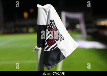 Eine allgemeine Ansicht der Eckflagge während des Spiels der Sky Bet League 2 zwischen Grimsby Town und Barrow im Blundell Park, Cleethorpes am Dienstag, den 3. Oktober 2023. (Foto: Mark Fletcher | MI News) Credit: MI News & Sport /Alamy Live News Stockfoto