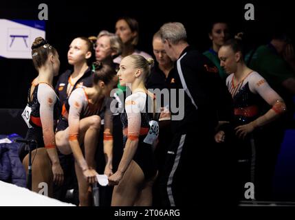 ANTWERPEN - die niederländischen Turner in Aktion während des Mannschaftsfinales bei der Turnen-Weltmeisterschaft in Sportpaleis Antwerpen. ANP IRIS VAN DEN BROEK Stockfoto