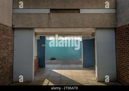 London, Großbritannien. Oktober 2023. Lesnes Estate in Bexley, South Thamesmead. Ursprünglich in den 1960er Jahren erbaut, stehen die Grundstücke auf dem Anwesen heute leer, um Platz für Abriss und moderne Sanierung durch die Peabody Housing Association zu schaffen. Die verbleibenden Lesnes lehnen jegliche Abrisse ab, da die vorgeschlagenen Ersetzungen mit meist unbezahlbaren Luxuswohnungen „rücksichtslos“ seien. Im Oktober 2022 genehmigte der Bexley Council Pläne für den Wohnungsbauverband Peabody, bis zu 1.950 neue Häuser in South Thamesmead zu bauen, von denen 35 Prozent „erschwinglich“ sein werden. Guy Corbishley/Alamy Live News Stockfoto