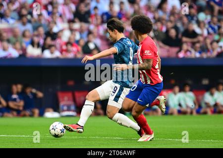 MADRID - (l-r) Ayase Ueda von Feyenoord, Axel Witsel von Atletico Madrid während des UEFA Champions League-Spiels zwischen Atletico Madrid und Feyenoord Rotterdam am 4. Oktober 2023 in Madrid. ANP OLAF KRAAK Stockfoto