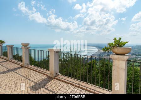 Vasto, Abruzzen, Italien, 10-05-2023. Panorama auf das Meer von der Terrasse Stockfoto