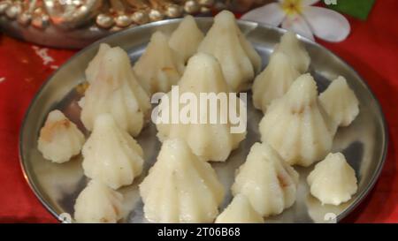 Traditionelle Modak, indische Süßigkeiten, die Gott Ganesha während des Ganesh Chaturthi Festivals in Indien angeboten werden. Indische süße Knödel. Rava modak mit trockenen Früchten, Stockfoto