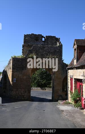 Eine der alten Tore in und aus dem bastide-Dorf Domme in der französischen Dordogne. Diese alten Tore werden noch heute genutzt. Stockfoto