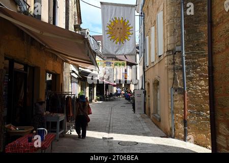 Eine enge Straße in der bastide-Stadt Domme in der französischen dordogne. Diese malerische Stadt ist ein beliebtes Touristenziel. Stockfoto