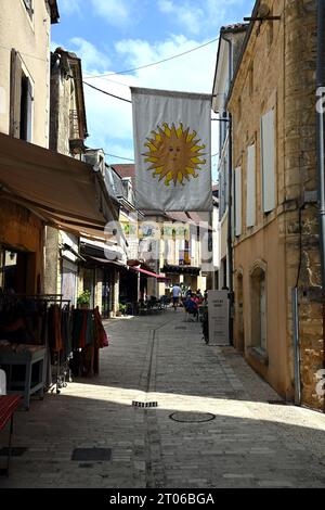 Eine enge Straße in der bastide-Stadt Domme in der französischen dordogne. Diese malerische Stadt ist ein beliebtes Touristenziel. Stockfoto