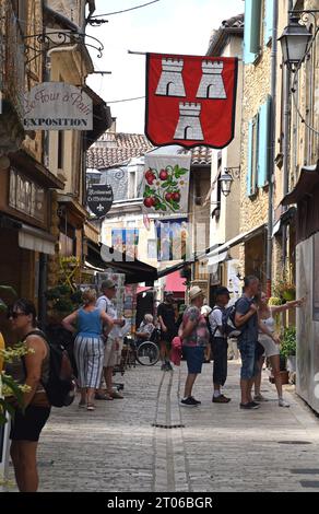 Eine enge Straße in der bastide-Stadt Domme in der französischen dordogne. Diese malerische Stadt ist ein beliebtes Touristenziel. Stockfoto