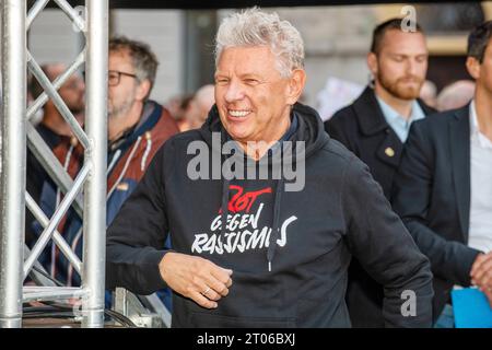 Ob Dieter Reiter bei Kundgebung, Zammreissen Bayern gegen Rechts, Odeonsplatz, München, 04.10.2023 Deutschland, München, 4. Oktober 2023, Oberbürgermeister Dieter Reiter, SPD, Sweatshirt mit Aufschrift Rot gegen Rassismus, bei Kundgebung Zammreissen Bayern gegen Rechts, Odeonsplatz, ab 18 Uhr, Bayern, bayerisch, *** ob Dieter Reiter bei Rallye, Zammreissen Bayern gegen Rechts, Odeonsplatz, München, 04 10 2023 Deutschland, München, 4 Oktober 2023, Oberbürgermeister Dieter Reiter, SPD, Sweatshirt mit Aufschrift Rot gegen Rassismus, bei Rallye Zammreissen Bayern gegen Rechts, Odeonsplatz, ab 18 Uhr, Bayern, B Stockfoto