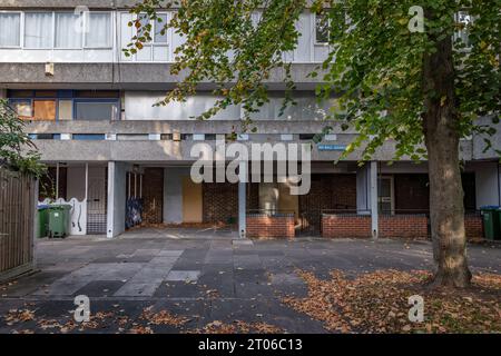 London, Großbritannien. Oktober 2023. Lesnes Estate in Bexley, South Thamesmead. Ursprünglich in den 1960er Jahren erbaut, stehen die Grundstücke auf dem Anwesen heute leer, um Platz für Abriss und moderne Sanierung durch die Peabody Housing Association zu schaffen. Die verbleibenden Lesnes lehnen jegliche Abrisse ab, da die vorgeschlagenen Ersetzungen mit meist unbezahlbaren Luxuswohnungen „rücksichtslos“ seien. Im Oktober 2022 genehmigte der Bexley Council Pläne für den Wohnungsbauverband Peabody, bis zu 1.950 neue Häuser in South Thamesmead zu bauen, von denen 35 Prozent „erschwinglich“ sein werden. Guy Corbishley/Alamy Live News Stockfoto