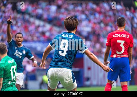 Madrid, Madrid, Spanien. Oktober 2023. Ayase Ueda (Feyenoord) feiert sein Tor während des Fußballspiels der UEFA Champions League zwischen Atletico Madrid und Feyenoord, das am 04. Oktober 2023 im Civitas Metropolitano Stadion in Madrid, Spanien gespielt wurde (Foto: © Alberto Gardin/ZUMA Press Wire) NUR ZUR REDAKTIONELLEN VERWENDUNG! Nicht für kommerzielle ZWECKE! Stockfoto