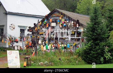 Ein Blick von der Straße auf ein einzigartiges Antiquitätengeschäft im Fischerdorf Friendship, Maine Stockfoto