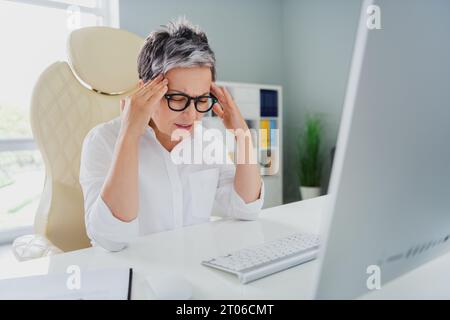 Foto von müde verärgert Dame professionelle tragen weißes Hemd, das moderne Gadget schickt und sich schlecht fühlt Stockfoto