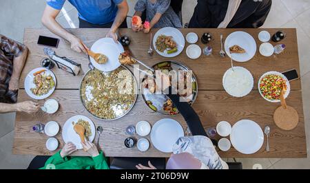 Mehrgenerationsfamilie, die zusammen mit Großvater isst Stockfoto