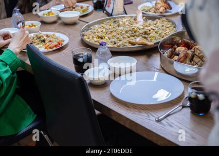 Freier Platz während des Familienessens für jemanden, der spät ist Stockfoto