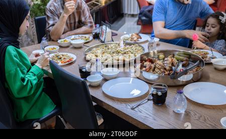 Freier Platz während des Familienessens für jemanden, der spät ist Stockfoto