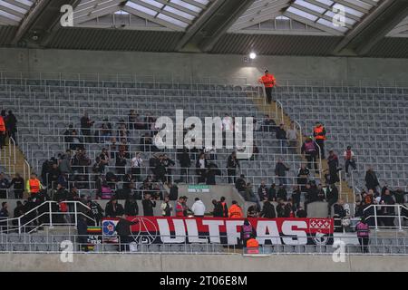 Newcastle, Großbritannien. Oktober 2023. Die Fans von Paris Saint-Germain kommen vor dem UEFA Champions League-Spiel Newcastle United gegen Paris Saint-Germain in St. James's Park, Newcastle, Vereinigtes Königreich, 4. Oktober 2023 (Foto: Mark Cosgrove/News Images) in Newcastle, Vereinigtes Königreich am 10.04.2023. (Foto: Mark Cosgrove/News Images/SIPA USA) Credit: SIPA USA/Alamy Live News Stockfoto