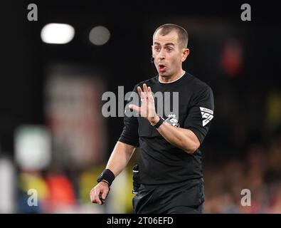 Schiedsrichter Peter Bankes während des Premier League-Spiels in der Kenilworth Road, Luton. Bilddatum: Dienstag, 3. Oktober 2023. Stockfoto