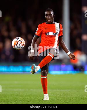 Luton Town's wunderbares Nakamba während des Premier League-Spiels in der Kenilworth Road, Luton. Bilddatum: Dienstag, 3. Oktober 2023. Stockfoto