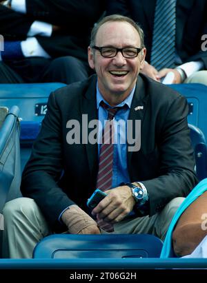 Flushing, Vereinigte Staaten Von Amerika. September 2012. NEW YORK, NY - 09. SEPTEMBER: Kevin Spacey nimmt am 8. September 2012 am 14. Tag der US Open 2012 im USTA Billie Jean King National Tennis Center im Stadtteil Flushing des Queens Borough in New York City Teil. Leute: Kevin Spacey Credit: Storms Media Group/Alamy Live News Stockfoto