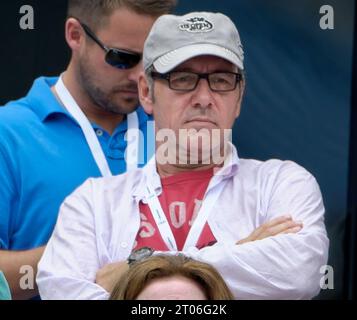 Flushing, Vereinigte Staaten Von Amerika. September 2012. NEW YORK, NY - 2. SEPTEMBER: Schauspieler Kevin Spacey nimmt am 2. September 2012 am 7. Tag der US Open 2012 im USTA Billie Jean King National Tennis Center im Stadtteil Flushing des Queens Borough in New York City Teil. Leute: Kevin Spacey Credit: Storms Media Group/Alamy Live News Stockfoto