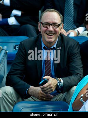 Flushing, Vereinigte Staaten Von Amerika. September 2012. NEW YORK, NY - 09. SEPTEMBER: Kevin Spacey nimmt am 8. September 2012 am 14. Tag der US Open 2012 im USTA Billie Jean King National Tennis Center im Stadtteil Flushing des Queens Borough in New York City Teil. Leute: Kevin Spacey Credit: Storms Media Group/Alamy Live News Stockfoto