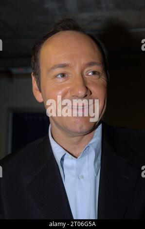 MIAMI, FLORIDA - 2004: Kevin Spacey spielt Bobby Darrin als er Live at Barrton G in Miami Beach 18 Hits aus dem Film Beyond the Sea, der am 29. Dezember 2004 eröffnet wird Ê Credit: Storms Media Group/Alamy Live News Stockfoto