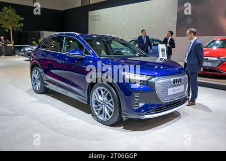 Audi Q4 e-tron Vollelektrikwagen auf der Autosalon European Motor Show in Brüssel. Brüssel, Belgien - 13. Januar 2023 Stockfoto