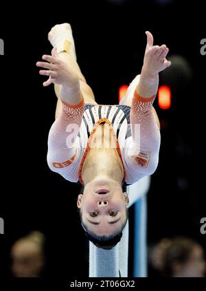 ANTWERPEN - Turnerin Eythora Thorsdottir im Team-Finale bei der Weltmeisterschaft im Kunstturnen im Sportpaleis Antwerpen. ANP IRIS VAN DEN BROEK Stockfoto