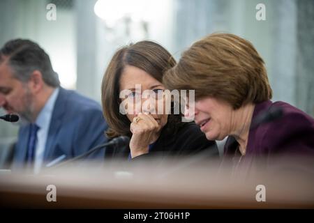 Senatorin Maria Cantwell (Demokrat von Oregon), Vorsitzende des Komitees für Handel, Wissenschaft und Verkehr des US-Senats, Linke, unterhält sich mit Senatorin Amy Klobuchar (Demokrat von Minnesota) während eines Senatsausschusses für Handel, Wissenschaft, Wissenschaft, und Transportation für seine Ernennung zum Administrator der Federal Aviation Administration, Department of Transportation, im Russell Senate Office Building in Washington, DC, Mittwoch, 4. Oktober 2023. Quelle: Rod Lamkey/CNP/MediaPunch Stockfoto