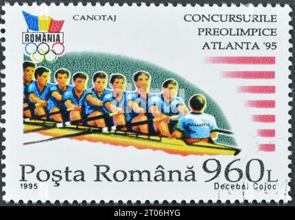 Gestempelte Briefmarke, gedruckt von Rumänien, die Rudern, Pre-Olympic Games, Atlanta 1995, um 1995 zeigt. Stockfoto