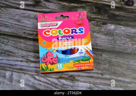 Kairo, Ägypten, 27. September 2023: Lucky Star Holz Farbstifte in verschiedenen Farben für Malerei isoliert auf hölzernem Hintergrund, Back to School Konzept, Stockfoto