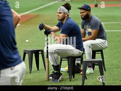 St. Petersburg, Usa. Oktober 2023. Tampa Bay Rays zweiter Baseman Jonathan Aranda (C) und Rechtsfeldspieler Manuel Margot sitzen auf dem Feld vor dem Beginn des zweiten Spiels einer MLB American League Wild Card-Serie gegen die Texas Rangers im Tropicana Field in St. Petersburg, Florida am Mittwoch, 4. Oktober 2023. Die Rangers führen die Best-of-Three-Serie 1-0. Foto: Steve Nesius/UPI Credit: UPI/Alamy Live News Stockfoto