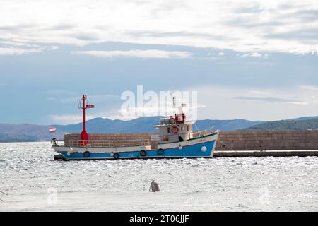 Vodice, Kroatien - 24. September 2023: Ein hölzernes Tourboot liegt am Pier vor Stockfoto